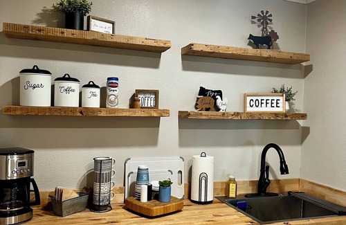 Lone Oak Other | Charming 2-bedroom farmhouse in Lone Oak with WiFi and AC and Pet Friendly.