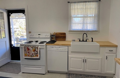Eastabuchie Other | Charming 2-bedroom farmhouse in Sumrall with WiFi and AC