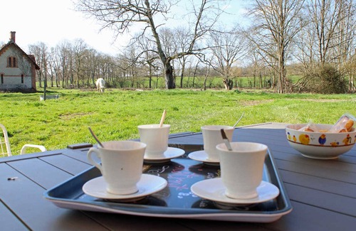 Trezelles Cottage | Charming 2-Bedroom Gîte: Countryside Views, Modern Amenities, Near Vichy & Lapalisse