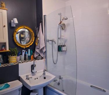 Leith Apartment | Charming 2-Bedroom Guest house in Leith