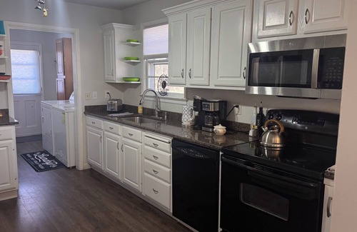 Bridgeport House | Charming 2-bedroom house in Bridgeport.Trumbull/Fairfield line with AC, WiFi.