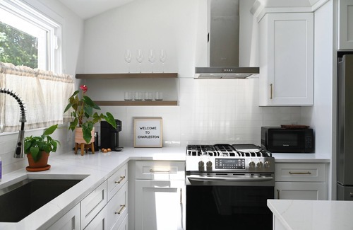 West Ashley House | Charming 2-bedroom house in beautiful Charleston with full kitchen, AC, patio