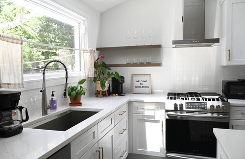 West Ashley House | Charming 2-bedroom house in beautiful Charleston with full kitchen, AC, patio
