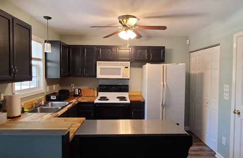 Southmont House | Charming 2-bedroom house with AC and WiFi on High Rock Lake, Lexington