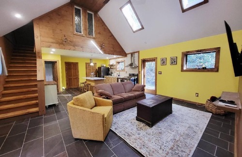 Tunkhannock Township House | Charming 2-bedroom house in cool Long Pond with AC