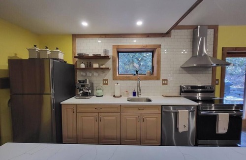 Tunkhannock Township House | Charming 2-bedroom house in cool Long Pond with AC