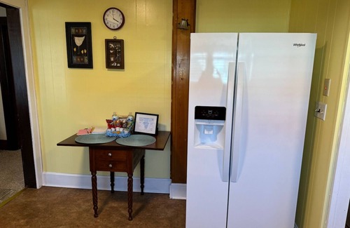 Palestine House | Charming 2-bedroom house in pleasant Palestine with WiFi, AC