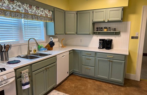 Palestine House | Charming 2-bedroom house in pleasant Palestine with WiFi, AC