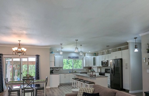 East Olympia House | Charming 2-bedroom home with dedicated office, WiFi & air conditioning - Olympia