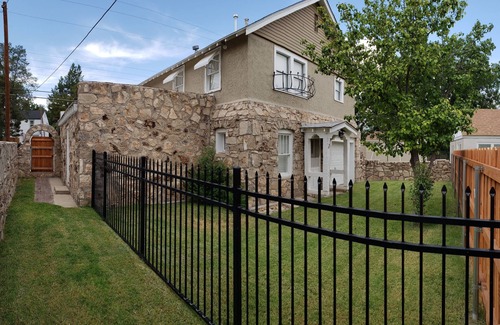 Roswell House | Charming 2 Bedroom Home next to Cahoon Park