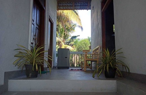 Kathaluwa House | Charming 2-bedroom house 700 m to beach with AC, WiFi in welcoming Ahangama