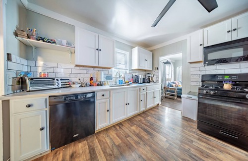 Woodmere House | Charming 2-bedroom house in Woodmere with AC