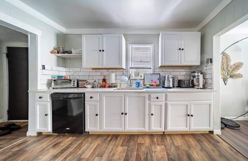 Woodmere House | Charming 2-bedroom house in Woodmere with AC