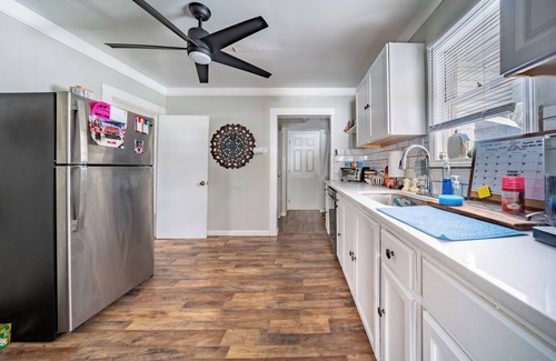 Woodmere House | Charming 2-bedroom house in Woodmere with AC