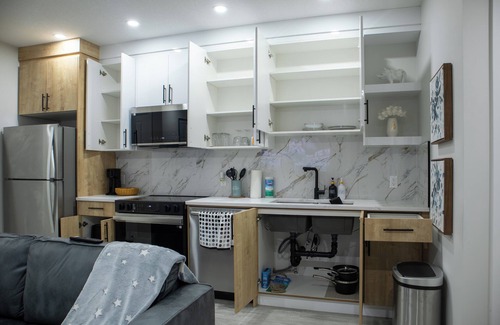 Southwest Calgary House | Charming 2-bedroom house in delightful Calgary with WiFi