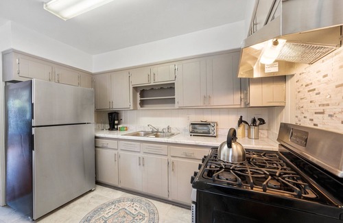 East Point House | Charming 2-bedroom house with WiFi and AC in lovely East point