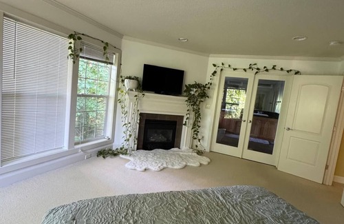 Pleasant Valley House | Charming 2-bedroom house in marvelous Portland with WiFi, AC