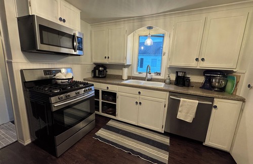 Depew House | Charming 2-bedroom house in Depew with AC, fitness room