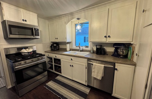 Depew House | Charming 2-bedroom house in Depew with AC, fitness room