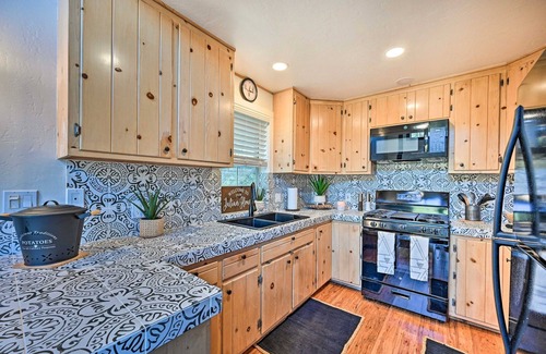 Julian House | Charming 2-bedroom house with AC and hot tub in Julian. Hiking and star gazing!