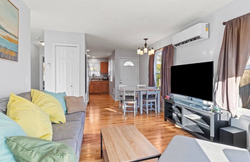 Northeast Neighbors House | Charming 2-bedroom house with AC, WiFi in welcoming Salem