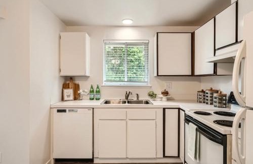 South Tacoma Apartment | Charming 2 Bedroom in Tacoma