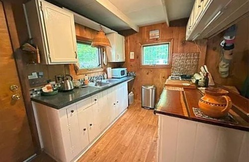 Bomoseen House | Charming 2-bedroom lake front house with WiFi, AC on scenic Lake Bomoseen