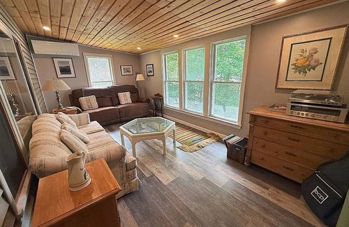 Bomoseen House | Charming 2-bedroom lake front house with WiFi, AC on scenic Lake Bomoseen
