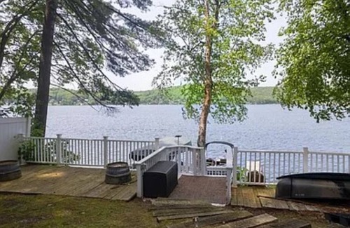 Bomoseen House | Charming 2-bedroom lake front house with WiFi, AC on scenic Lake Bomoseen