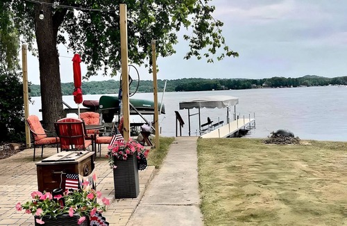 Hartford House | Charming 2-bedroom Lake House