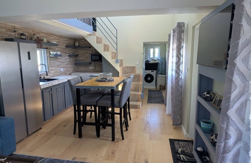 Barroui House | Charming 2-bedroom Mountain Tiny House in Cochrane with WiFi.
