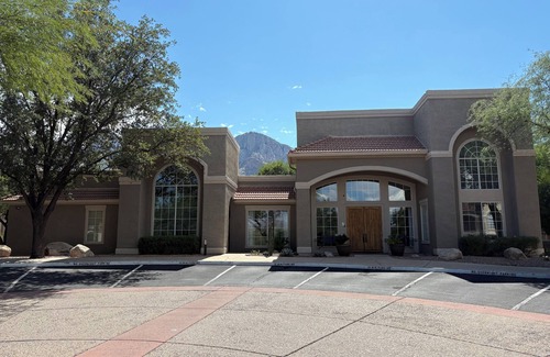 La Reserve Parcel Condo | Charming 2-bedroom Resort style condo with AC, pool, fitness room in Oro Valley