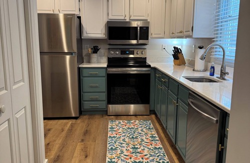 Highlands House | Charming 2-bedroom renovated townhome in Highlands. One mile from Main Street.