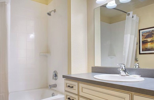 Branson Resort | Charming 2-bedroom resort in delightful Branson with fitness room, AC