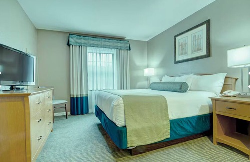 Hancock Resort | Charming 2-bedroom resort in marvelous Hancock with AC, fitness room, WiFi