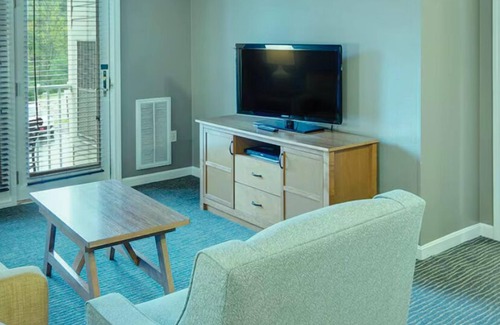 Hancock Resort | Charming 2-bedroom resort in marvelous Hancock with AC, fitness room, WiFi