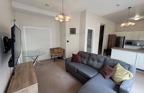 Willowdale House | Charming 2-Bedroom Retreat | 5-Min Walk to Subway | Private Deck Oasis