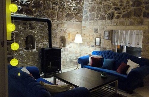 Foca House | Charming 2-bedroom stone house with heating svimming pool pleasant İzmir