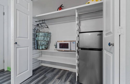 Navarre Cottage | Charming 2-bedroom suite in soothing Navarre with AC, WiFi