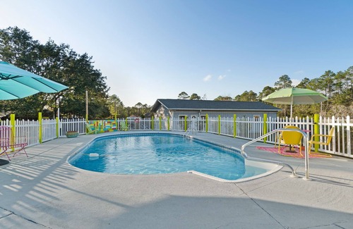 Navarre Cottage | Charming 2-bedroom suite in soothing Navarre with AC, WiFi