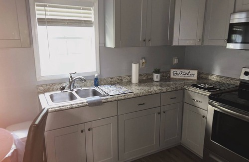 Church Street House | Charming 2-bedroom Tiny Home in Riverdale with WiFi and AC near the airport.