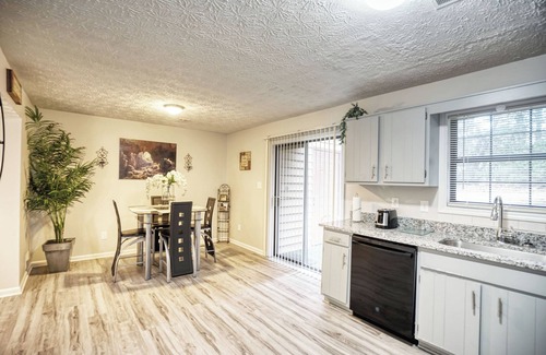 Marietta House | Charming 2-bedroom townhome with AC, WiFi in enjoyable Marietta