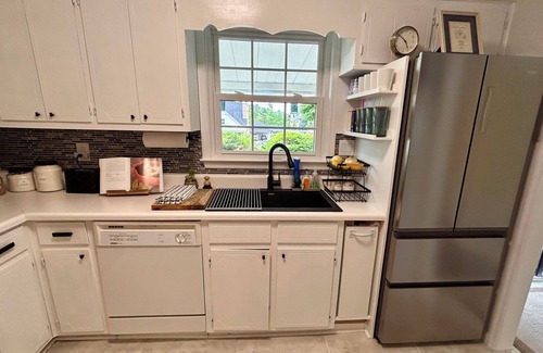 Summerville House | Charming 2-bedroom townhome in Summerville 2 miles from Golf course