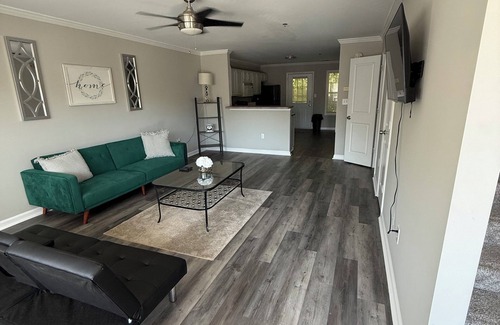 Athens House | Charming 2-bedroom townhome in marvelous Athens with AC