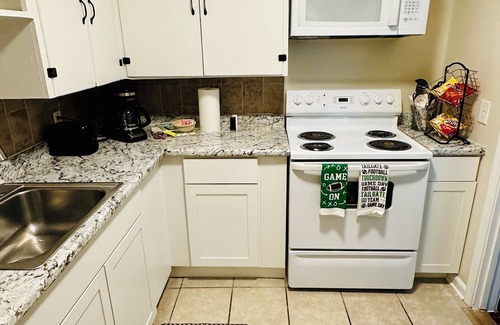 Highlands - Perkins Condo | Charming 2-Bedroom Condo in Baton Rouge close to LSU and Downtown