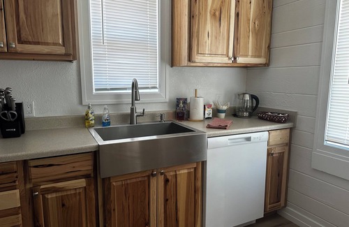 Carson City House | Charming 2-bedroom bungalow with WiFi, AC close to downtown & next to LA Bakery.