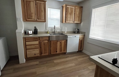 Carson City House | Charming 2-bedroom bungalow with WiFi, AC close to downtown & next to LA Bakery.