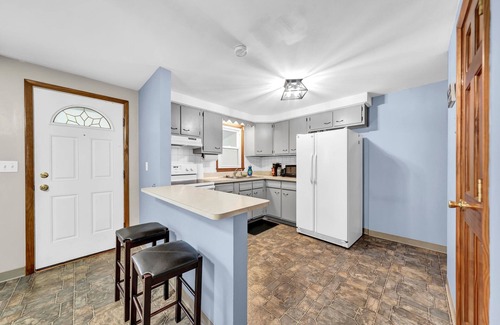 Cheektowaga Apartment | Charming 2-bedroom apartment near airport in peaceful Cheektowaga