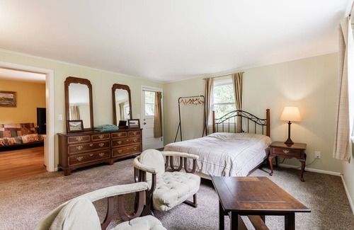 West Irondequoit Other | Charming 2-bedroom farmhouse w Jacuzzi