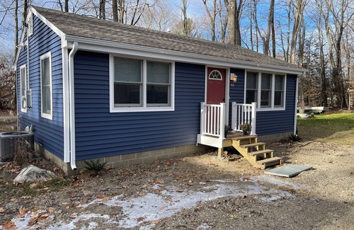 West Hill Lake Cottage | Charming 2-bedroom cottage with AC and WiFi in welcoming New Hartford